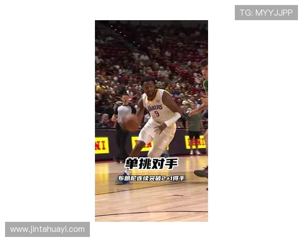 布朗尼单挑过人詹姆斯无奈摊手